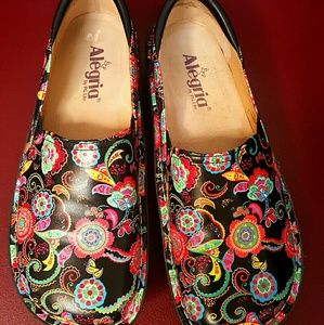 Alegria PGLite Deb480 Black Floral Mules Clogs